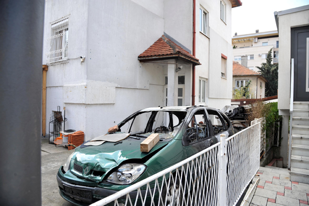 Бачена бомба на Душановцу: Снажна експлозија пробудила комшије, одмах избио пожар (ФОТО/ВИДЕО)